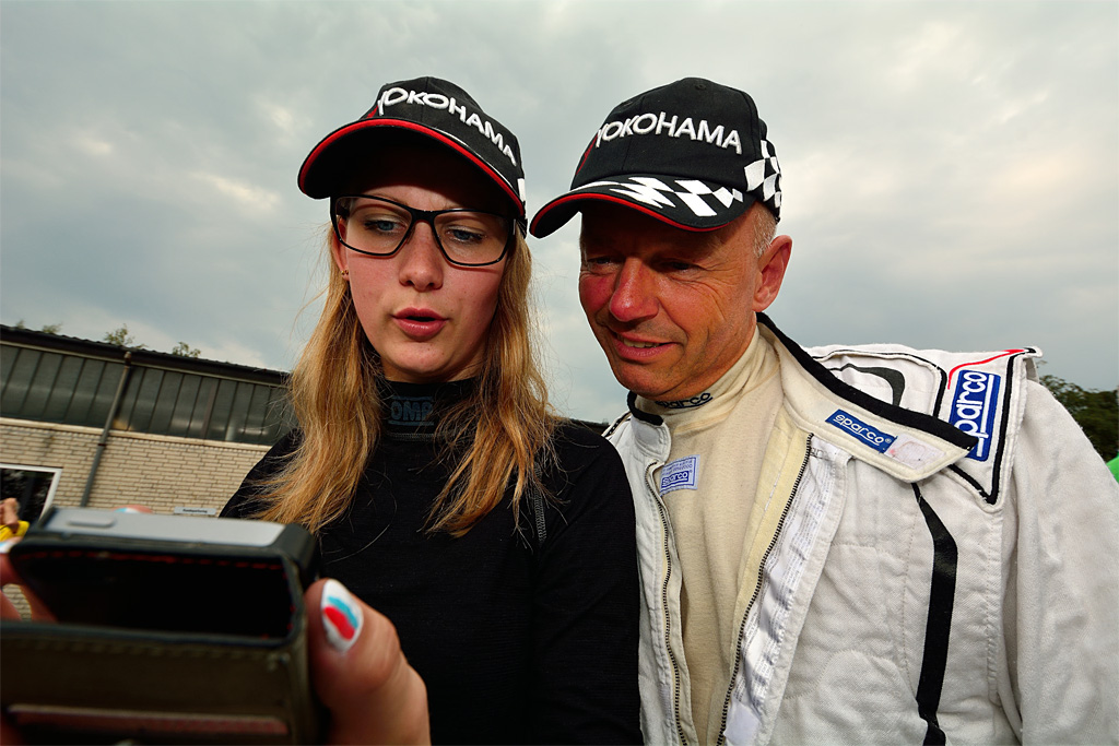 Er vi på vej mod et godt resultat?. Efter at have set deres tider på de første otte hastighedsprøver, øgede Steen Andersen og Ditte Kammersgaard tempoet yderligere og satte hurtigste tid på rallyets to sidste prøver.
(Foto: Michael Eisenberg)